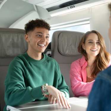 Le personnel des trains Eurostar sert de la nourriture aux passagers.