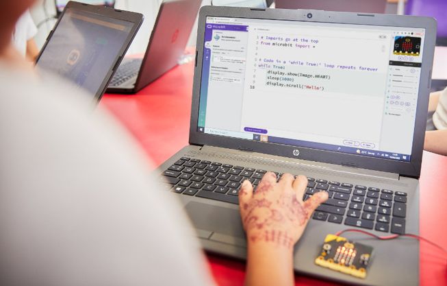 孩子正在使用micro:bit Python编辑器